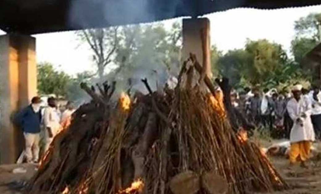 सुबह घरवालों ने मरा समझ कर दिया अंतिम संस्कार, शाम को लौट आय... - CG Sandesh