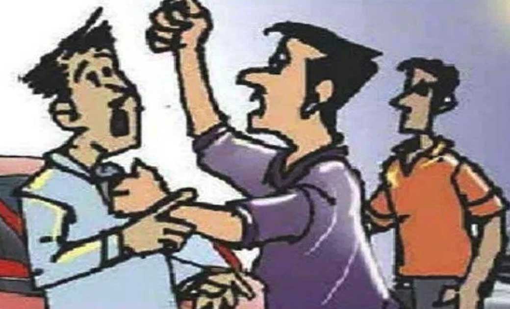 पिथौरा : ट्रेक्टर चलाना नहीं आता कहने पर दो परिवार में मारपी... - CG Sandesh