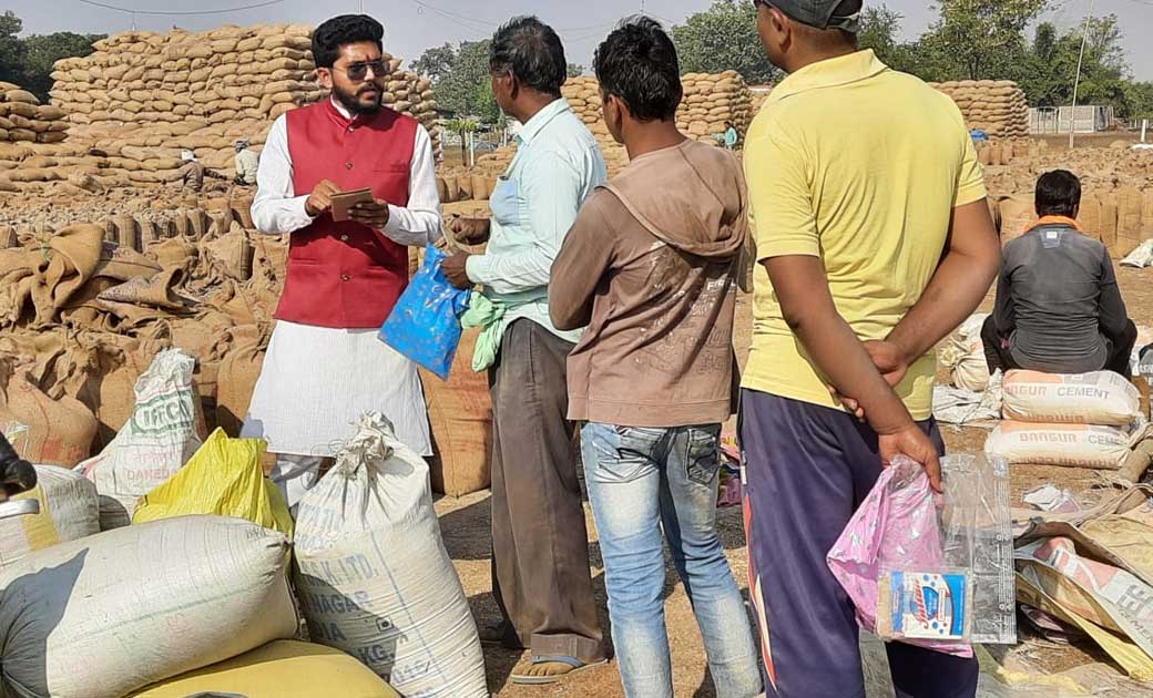 महासमुंद : खरीदी केंद्रों में बोरियों की पर्याप्त व्यवस्था क... - CG Sandesh