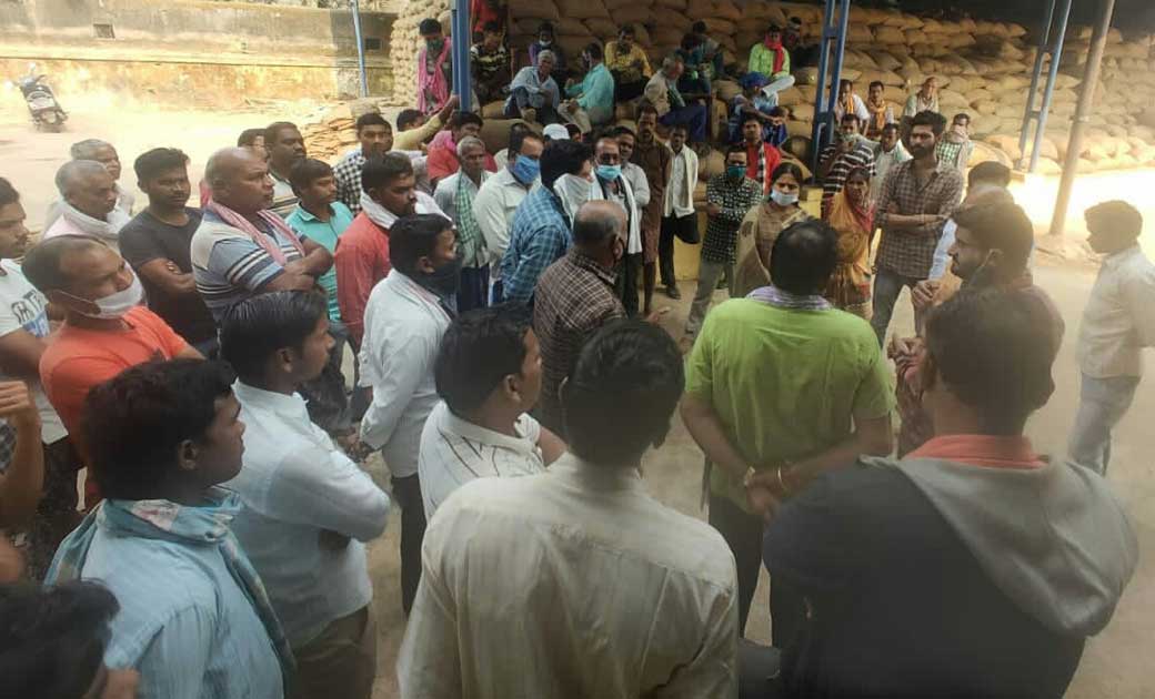 धान खरीदी केंद्र में भाजपा जिलाध्यक्ष रूपकुमारी चौधरी द्वारा... - CG Sandesh