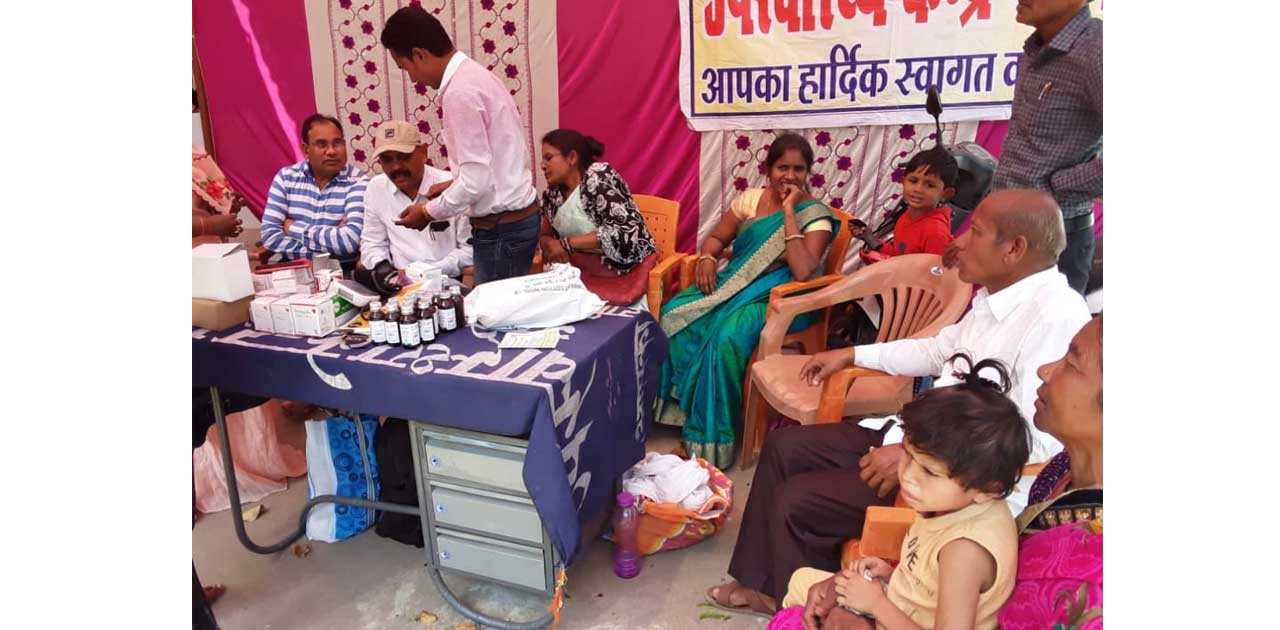 भुतेश्वर नाथ मंदिर में स्वास्थ्य शिविर लगाकर मरीजों का उपचार