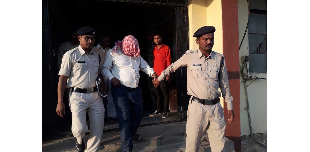 तत्कालीन जिला शिक्षा अधिकारी व बाबू को हुआ 5 का कारावास 