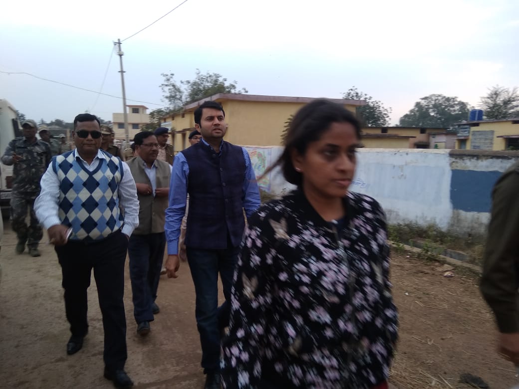कलेक्टर-एस पी के नेतृत्व में फ्लैग मार्च निकालकर शांतिपूवर्क... - CG Sandesh