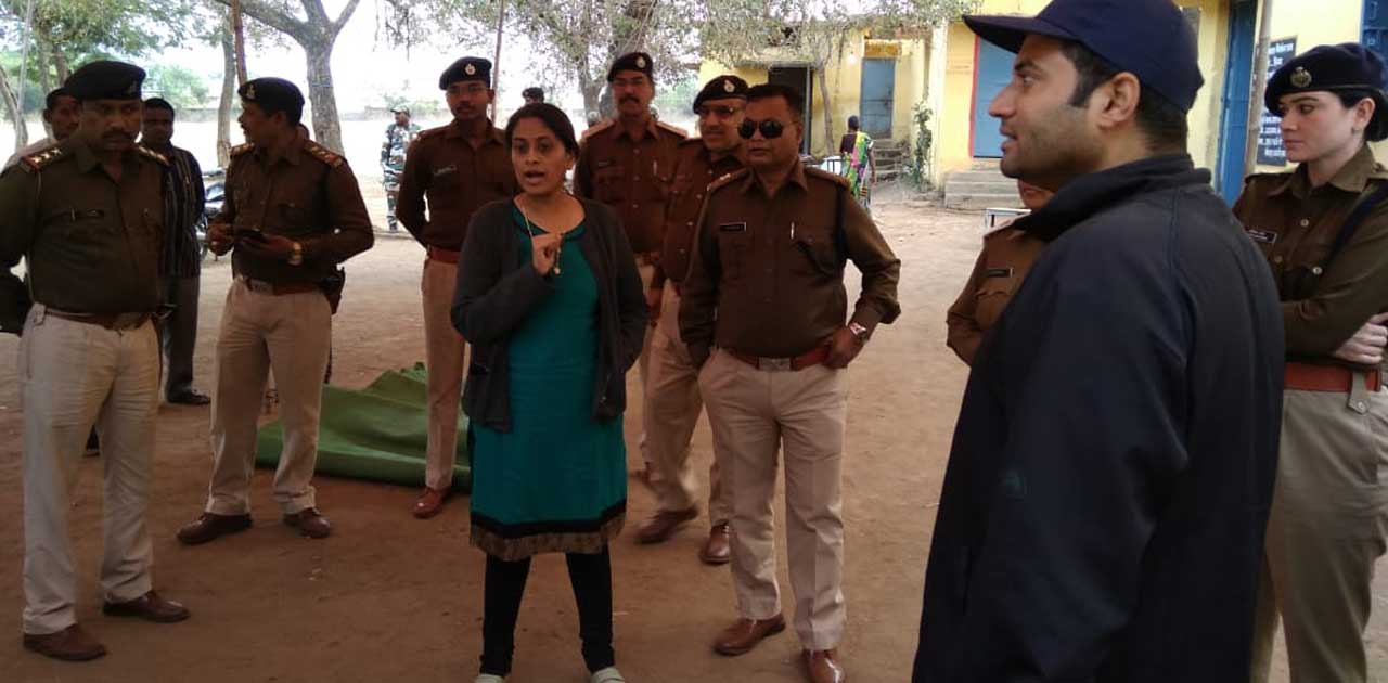 फ़्लैग मार्च के साथ मतदान केंद्रों में पहुंचे हुए कर्मचारियों... - CG Sandesh