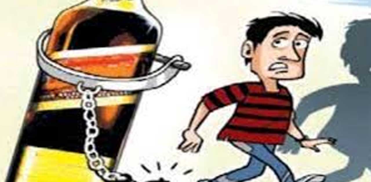 पुलिस ने 4 लीटर देशी शराब जब्त किया