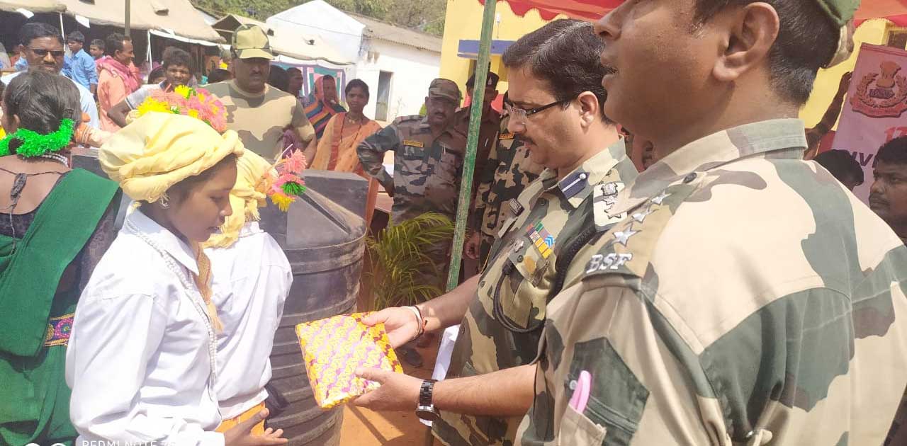 सिविल एक्शन प्रोग्राम में जरूरत मंदों को बांटे गए दैनिक उपयोग के सामान