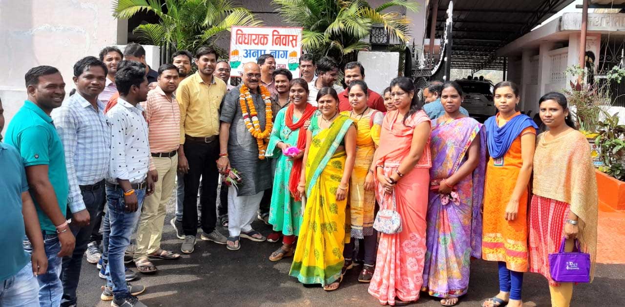 संविलियन पर शिक्षासंघ ने विधायक से आभार प्रकट, खिलाई मिठाई