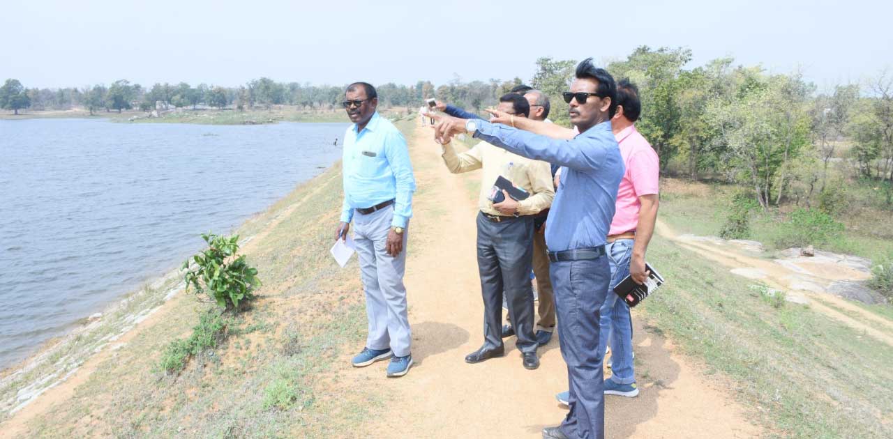कलेक्टर ने किया जलाशयों का निरीक्षण