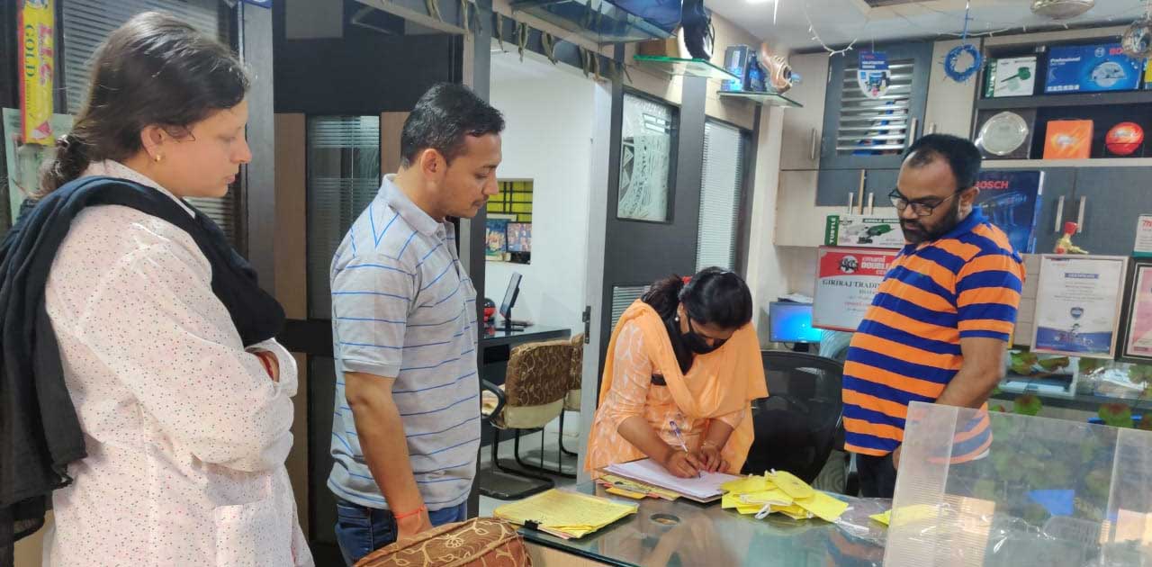 जांच टीम द्वारा मेडिकल स्टोर्स का किया जा हैं लगातार निरीक्ष... - CG Sandesh