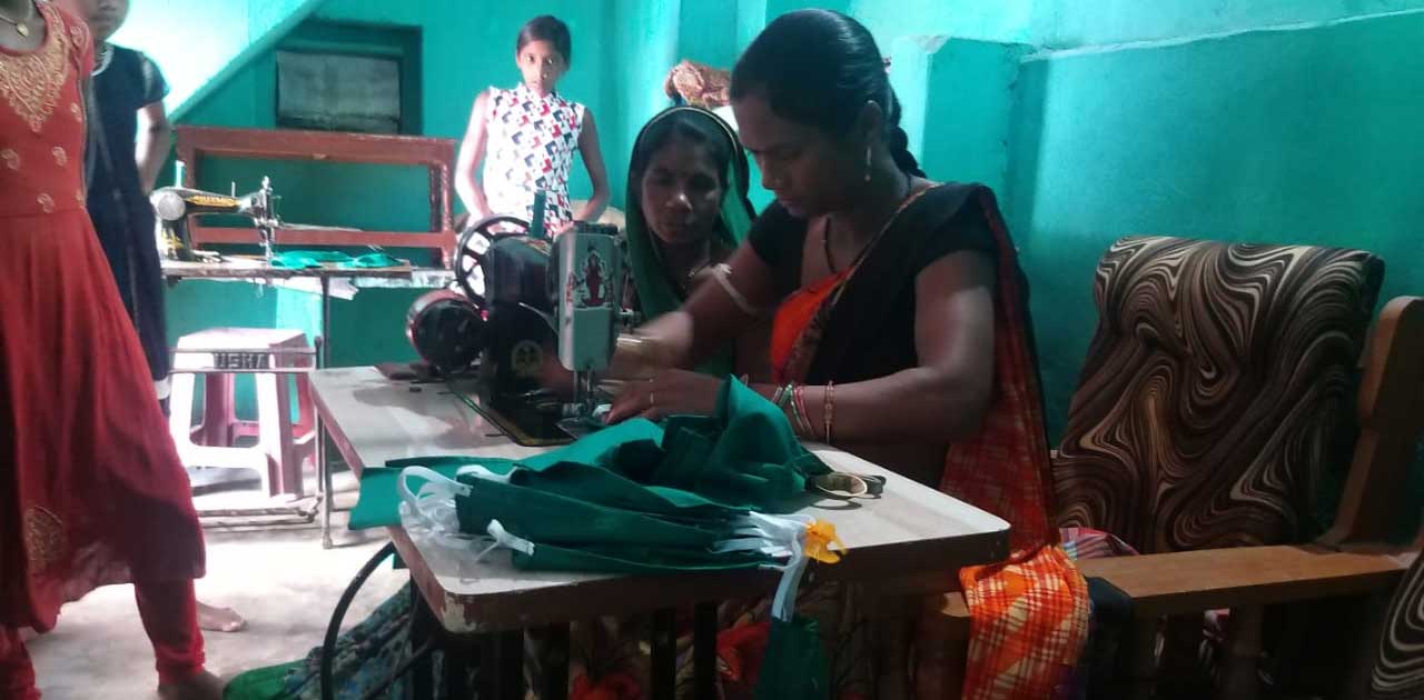 मास्क बनाने में लगी हैं स्व सहायता समूह की महिलाएं - CG Sandesh