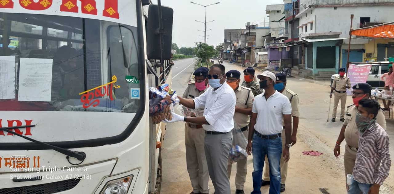 महासमुंद पुलिस अधीक्षक श्री प्रफ्फुल कुमार ठाकुर ने श्रमवीरो... - CG Sandesh