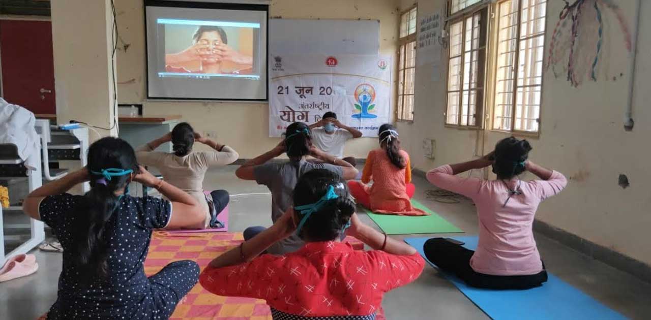  हेल्थ एंड वेलनेस सेंटर्स में ‘योगा एट होम विद फैमिली’ पर लग... - CG Sandesh