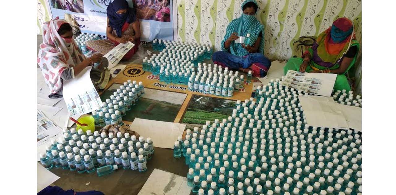 स्व-सहायता समूह की महिलाएं बना रही है सेनेटाईजर - CG Sandesh
