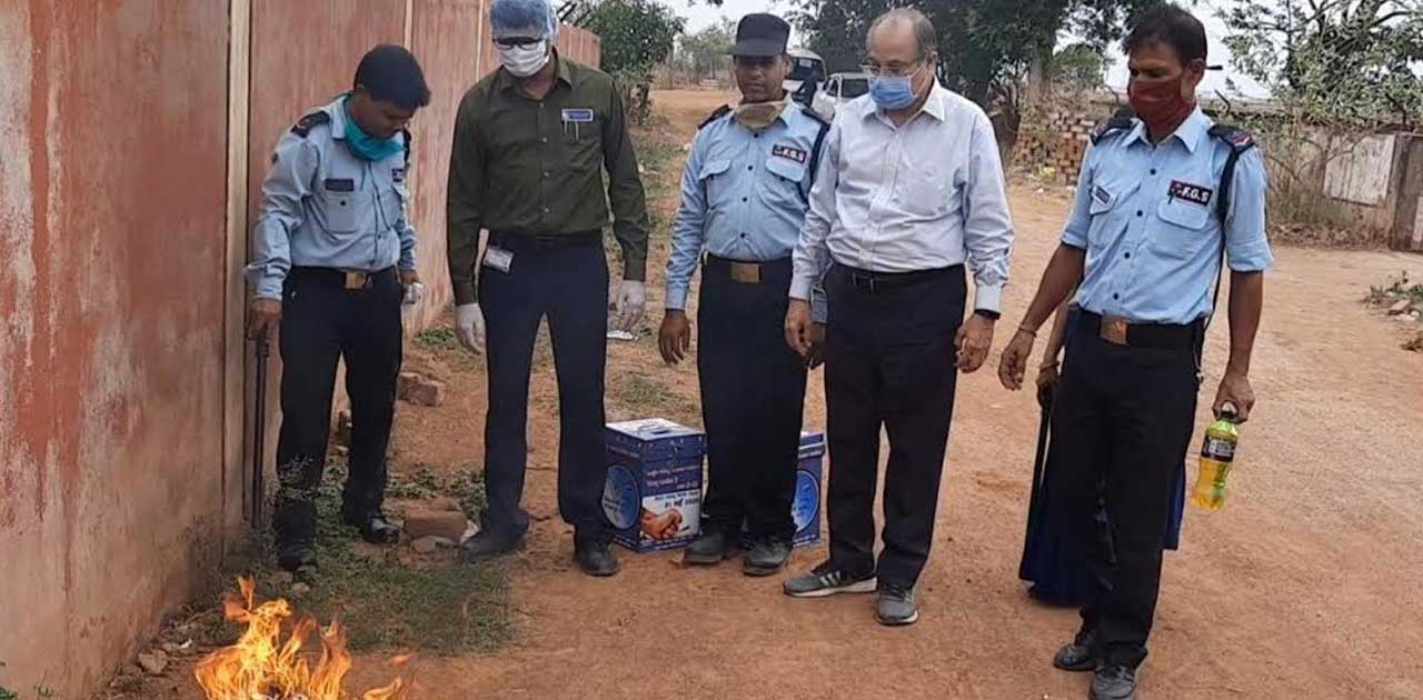जिला चिकित्सालय में जब्त हुए तंबाकू उत्पादों की होली जला कर ... - CG Sandesh