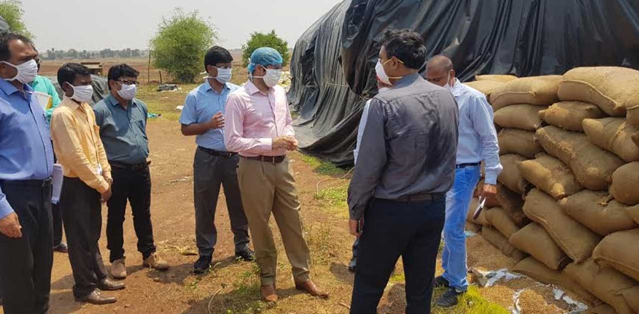 मार्कफेड के संचालक श्री आनंद ने धान के रख-रखाव, बारिश से बचा... - CG Sandesh