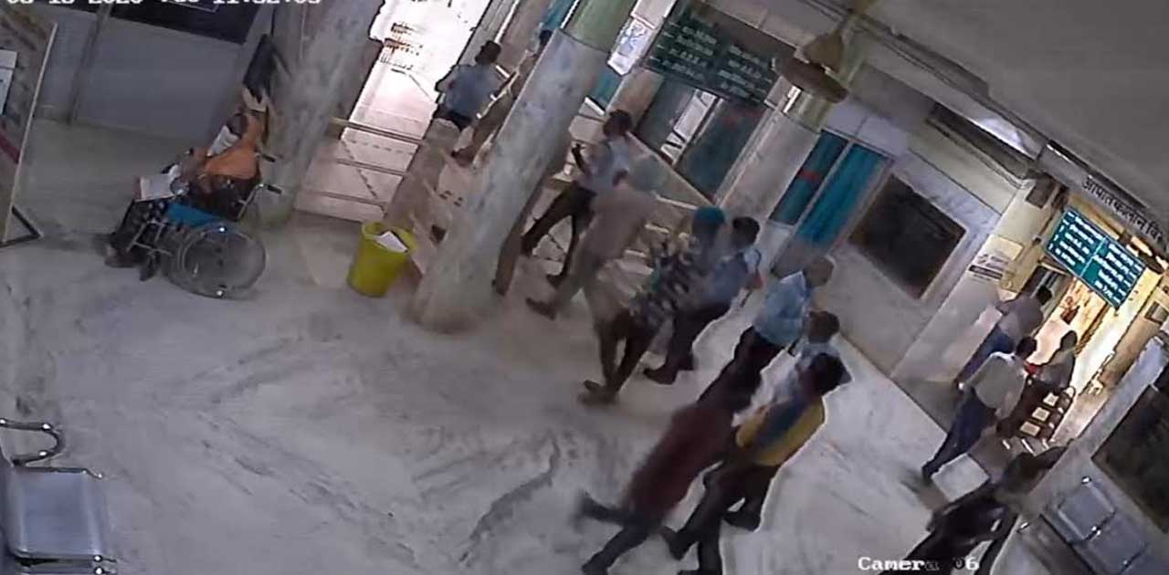  जिला चिकित्सालय के भवन के भीतर गुटखा खाते हुए  पकड़ाया एक यु... - CG Sandesh