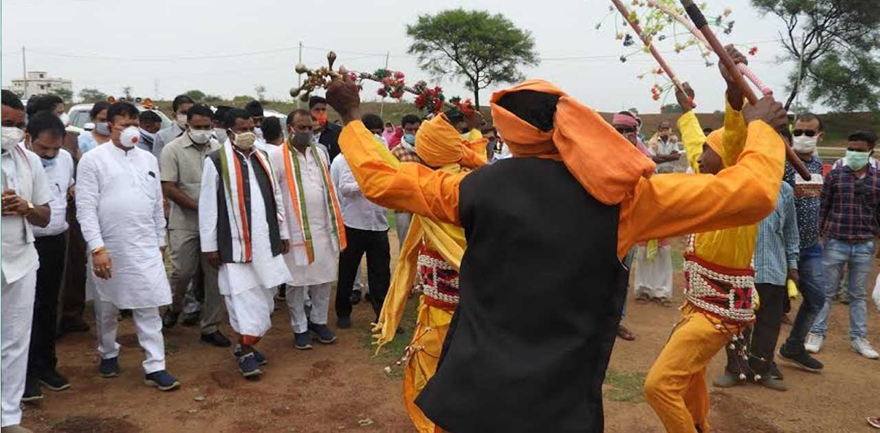 रोका-छेका व्यवस्था शुरू होने पर चरवाहे झुमकर नाचते रहे - CG Sandesh