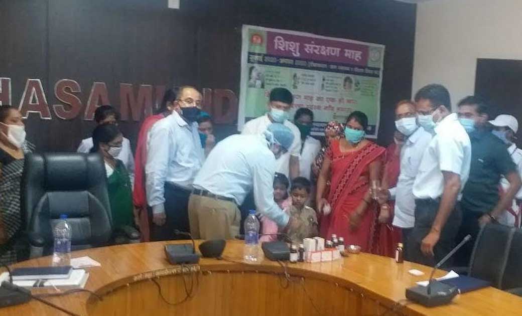 कलेक्टर ने बच्चों को ओ.आर.एस. का घोल पिलाकर गहन डायरिया नियं... - CG Sandesh