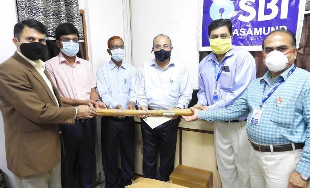 एस.बी.आई ने कलेक्टर के हाथों अस्पताल को उपलब्ध कराया वेंटिले... - CG Sandesh