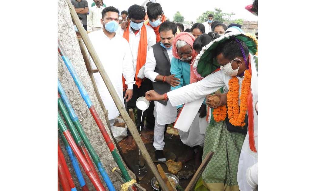 प्रभारी मंत्री लखमा ने गाय को हरा चारा खिलाकर गोधन न्याय योज... - CG Sandesh