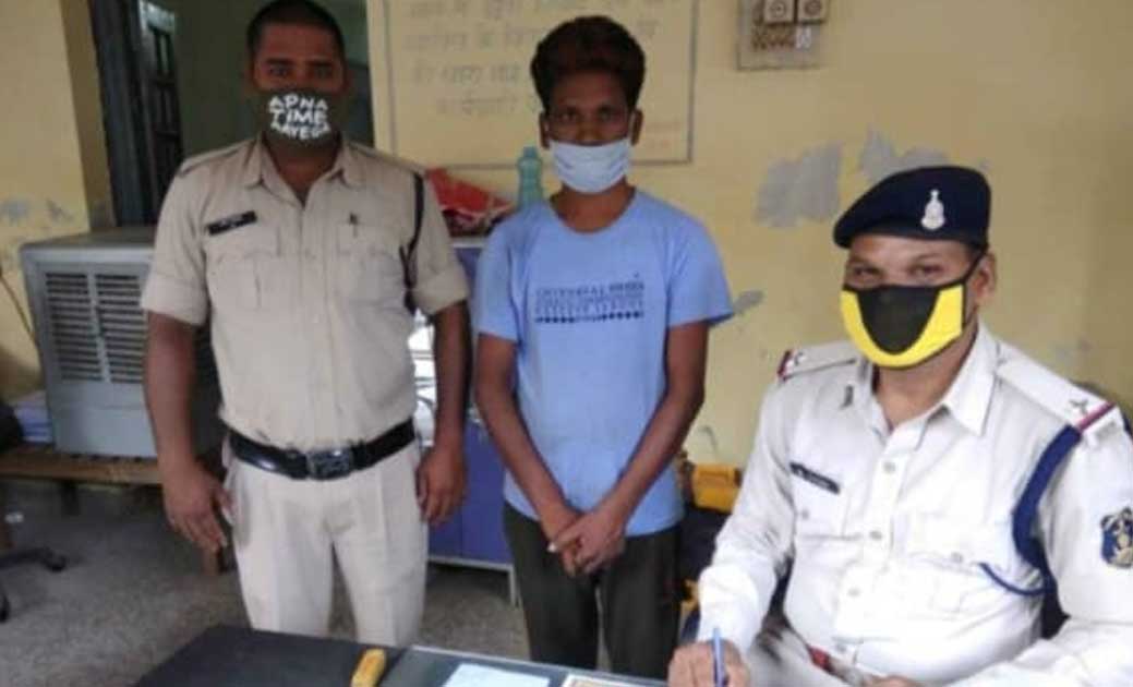 नौकरी लगाने के नाम पर ठगी करने वाले संतोष महंत को पुलिस ने किया गिरफ्तार,आरोपी के घर से 125 महिला-पुरूष के फार्म, मेडिकल रिपोर्ट व कई सील-मुहर बरामद...!दो आरोपी फरार..
