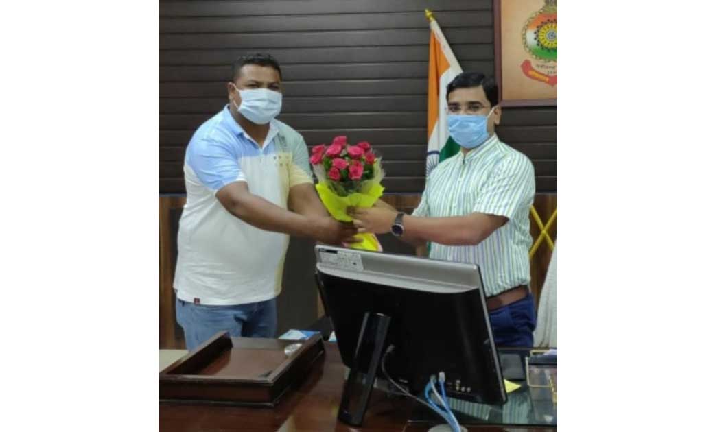 पत्रकार लोकेश प्रधान ने की एस. पी. रायगढ़ से सौजन्य मुलाकात..एक रक्षासूत्र मास्क अभियान में विश्व कीर्तिमान बनाने पर पूरे पत्रकार बन्धुओ के तरफ से दी बधाई...