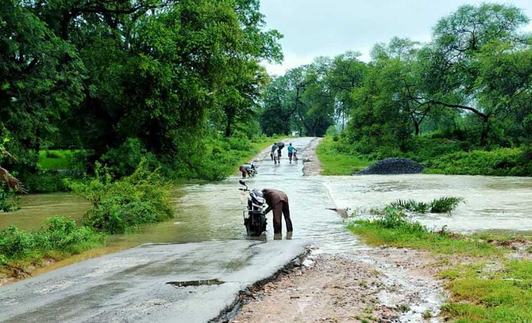 बारिश से जन जीवन अस्त व्यस्त कहीं मलबे में महिला के दबने की ... - CG Sandesh