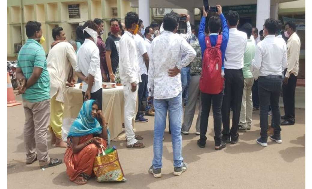 13 साल के बच्चे का शव लेने इंतजार करती रही मां.... डॉक्टर्स ... - CG Sandesh