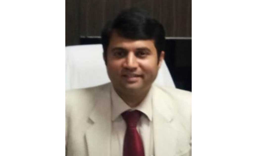 उत्साह में भारी बारिश में नजदीक रास्ते उफनते नदी-नालों को पै... - CG Sandesh