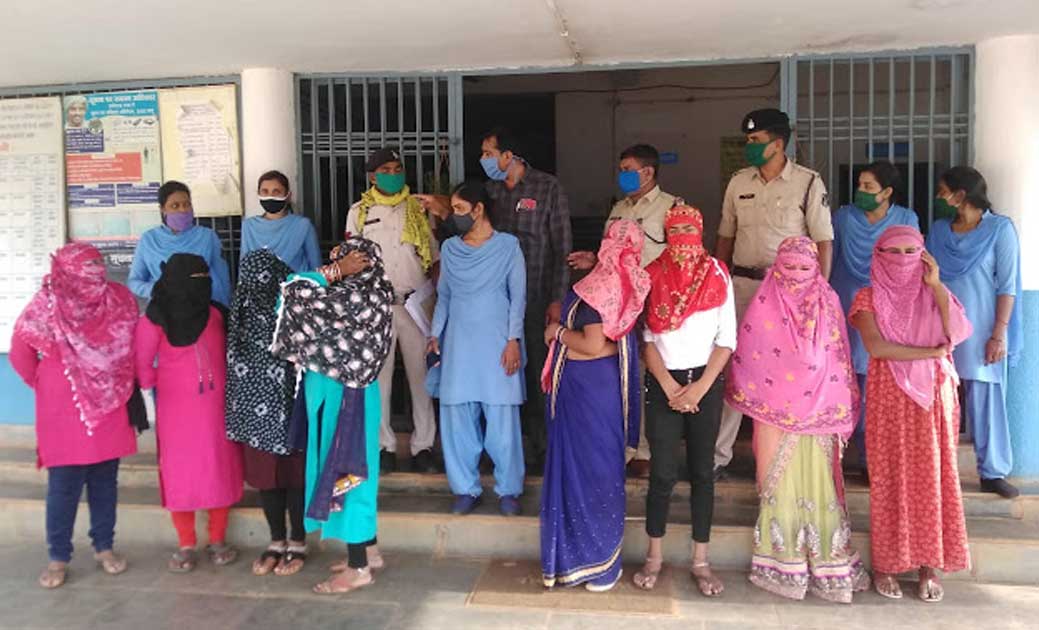 महासमुंद : देह व्यापार की सुचना पर पुलिस की दबिश,   8 युवतिय... - CG Sandesh