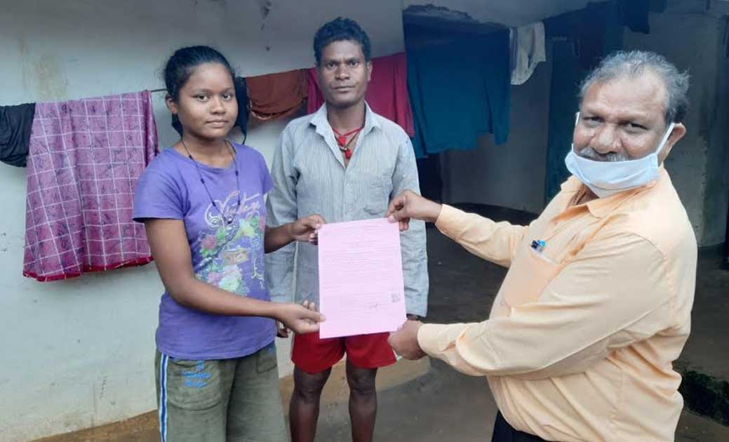 बागबाहरा में विद्यार्थियों को घर पहुँच मिल रहा है जाति प्रमा... - CG Sandesh