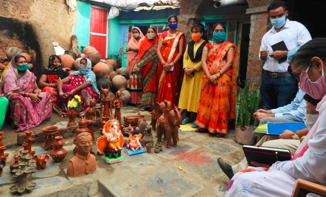 महासमुंद : जिले के प्रभारी सचिव डॉ. द्विवेदी ने महिला स्व-सह... - CG Sandesh