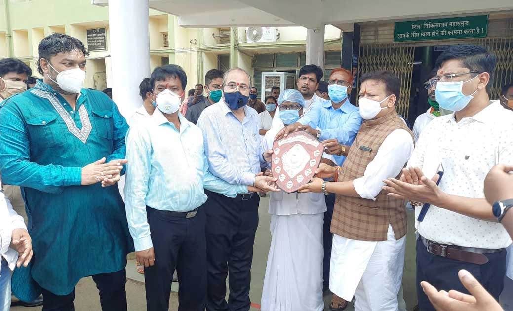 संसदीय सचिव  ने किया 185 हेल्थ कोरोना वाॅरियर्स का सम्मान - CG Sandesh