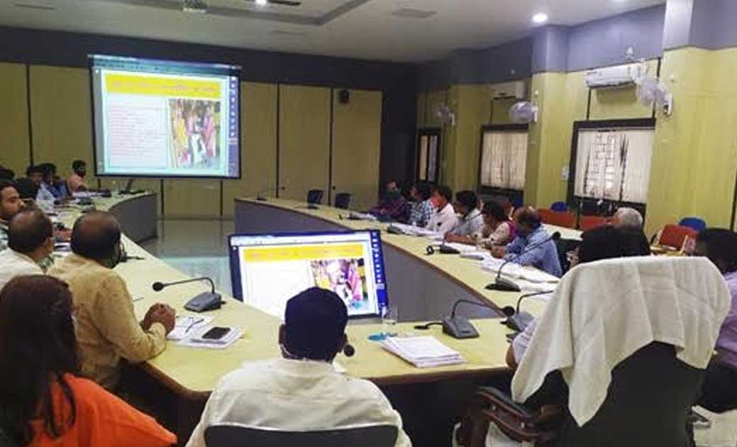 महासमुंद  : जिला पंचायत के सी.ई.ओ. ने ली समीक्षा बैठक - CG Sandesh