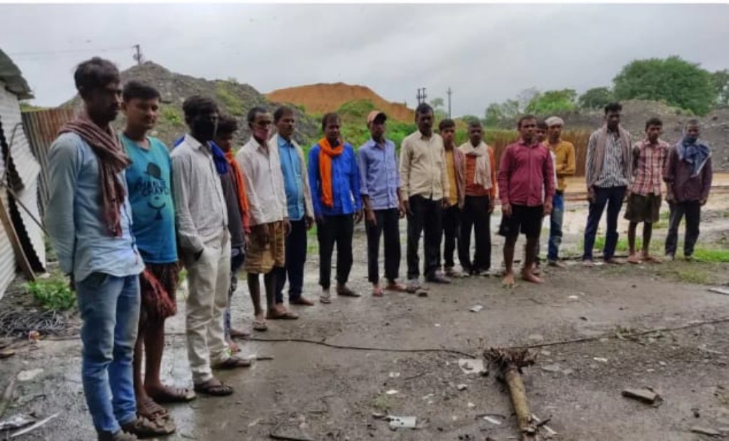 रायगढ़:-बाहरी प्रांत से लाए गए 21 मजदूरों बिना कोरोना जांच एवं क्वारेंनटीन किये अन्य स्वस्थ मजदूरों के साथ रखा..प्रशासन के आदेश को ताक में रख ठेकेदार द्वारा कोविड 19 नियमो की उड़ाई गयी धज्जियां..! ग्रामीणों को प्रशासन की कार्यवाही का इंतजार...