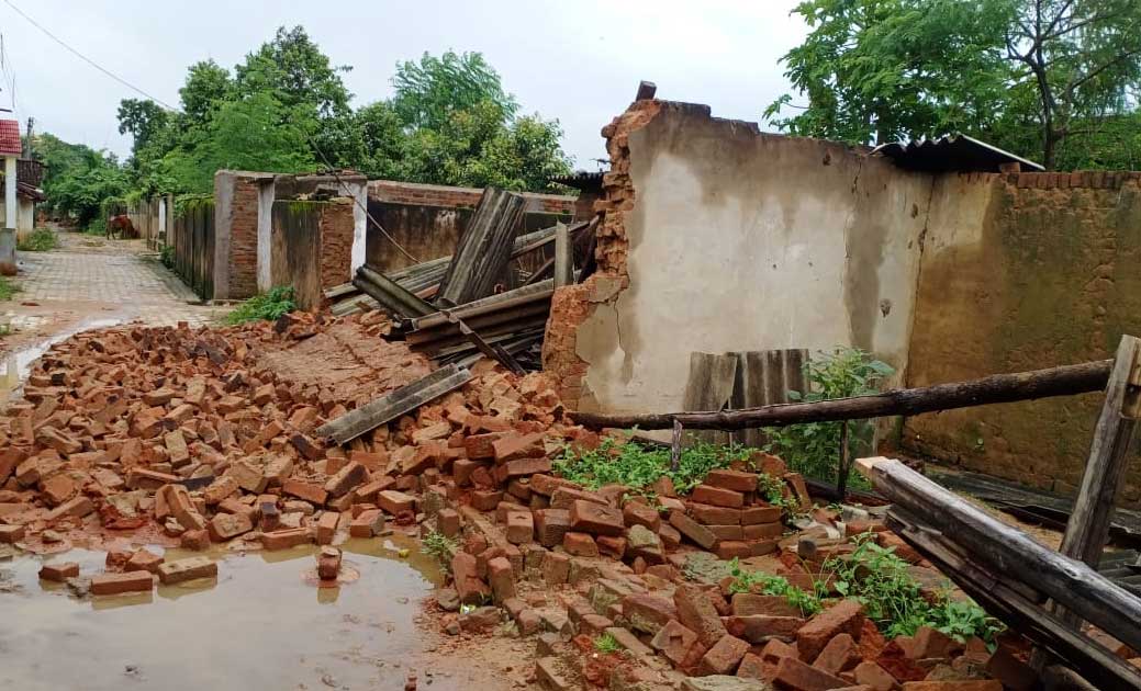 अतिवृष्टि से मकान क्षतिग्रस्त के आंकलन कर 16 हितग्राहियों को... - CG Sandesh