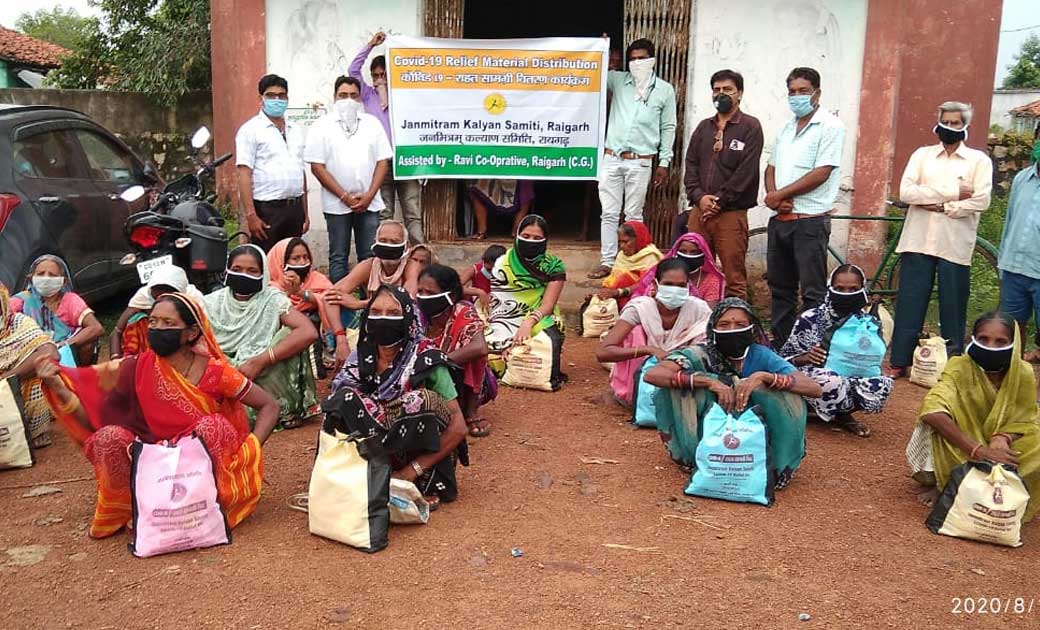 जनमित्रम कल्यान समिति रायगढ़ ने सारंगढ़ में जरूरतमंदों को राहत सामग्री, मास्क, सेनेटाइजर का किया वितरण...पूरे जिले में चलाया जा रहा है अभियान..
