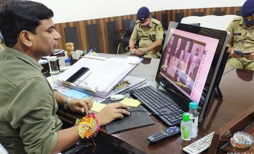 सार्वजनिक स्थानों पर बगैर मास्क/फेस कवर के घूमते व्यक्ति के फोटो खींचकर रायगढ़ पुलिस के व्हाटसअप नम्बर 9479193299 अथवा उस क्षेत्र के संबंधित थाना/चौकी प्रभारी के व्हाटसअप नम्बर पर शेयर करें । फोटो भेजने वाले का नाम गुप्त रखा जावेगा...रायगढ़ पुलिस