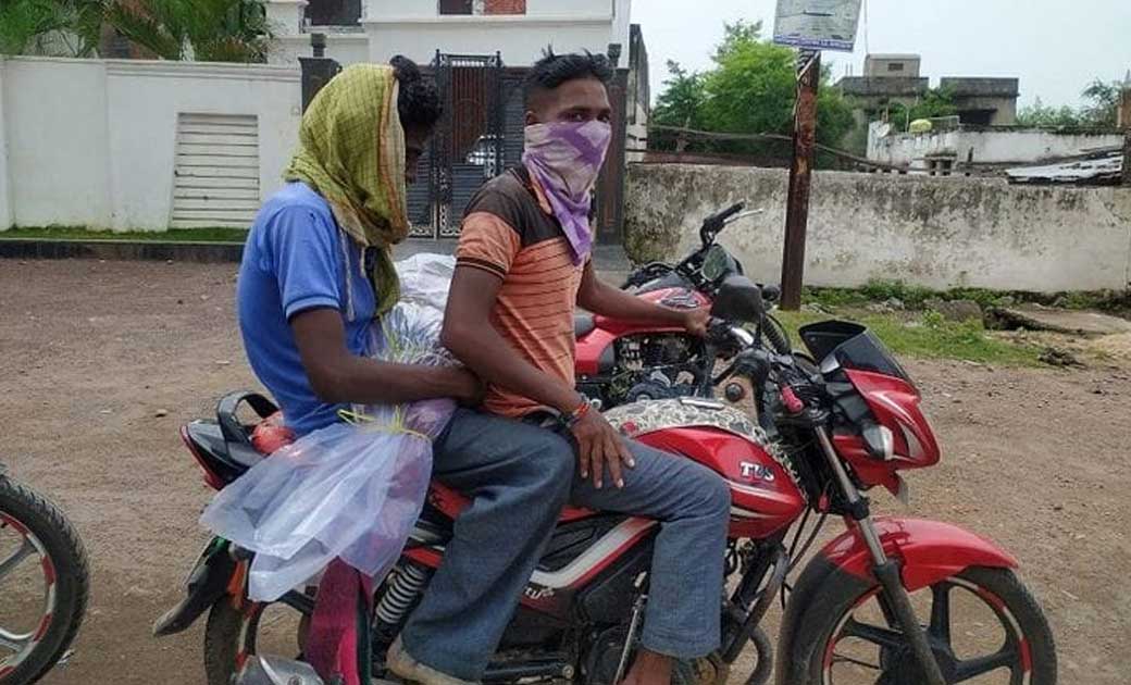अस्पताल से एम्बुलेंस नही मिली तो...2 साल की मासूम बच्ची का शव..प्लास्टिक में बंद  कर परिजन घर लेने पर मजबूर....