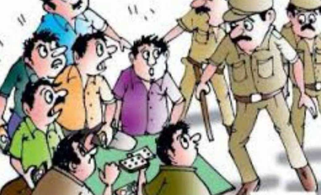तालाब के पास जुआ खेलते हुए 11 लोगों को पुलिस ने पकड़ा - CG Sandesh