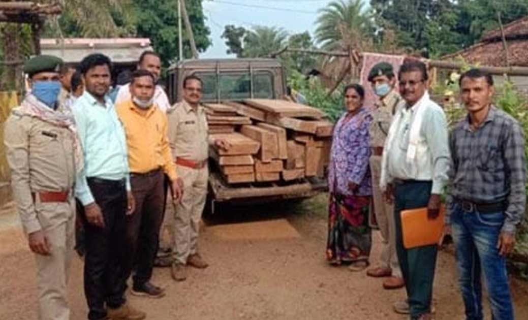 अवैध रूप से रखे गये 40 नग सागौन चिरान बरामद