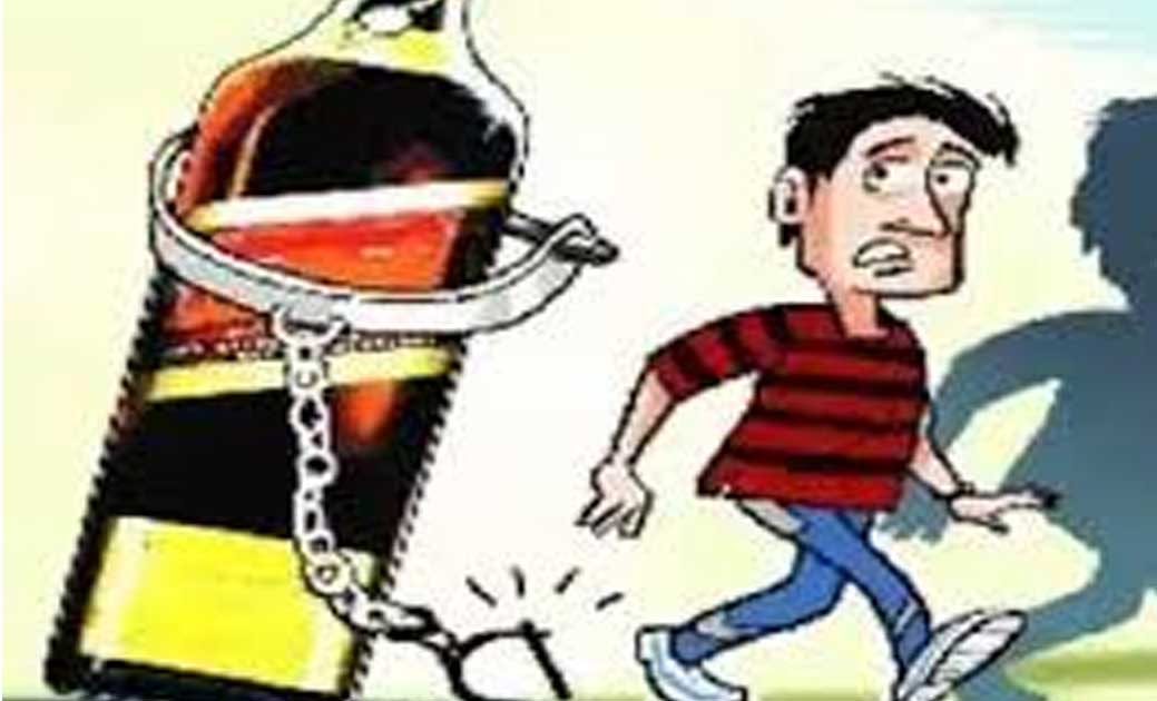 ग्राम परसवानी से अवैध शराब पकड़ाया, पुलिस को देखकर कर रहा था ... - CG Sandesh
