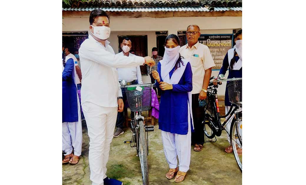 जिला पंचायत सभापति ने 63 छात्राओं को किया साइकल वितरण, प्रयो... - CG Sandesh