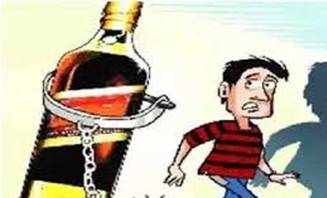 घर के पिछे मे रखे अवैध शराब के साथ पकड़ाया - CG Sandesh