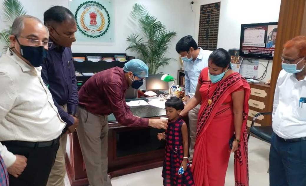 कलेक्टर ने चुलबुली को एलबेंडाजोल खिला कर कृमि-मुक्ति अभियान ... - CG Sandesh