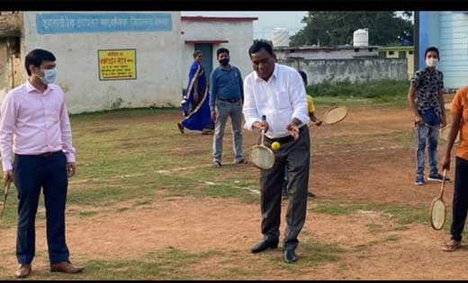 महासमुंद: कलेक्टर और सीईओ ने बच्चों संग खेली टेनिस,तस्वीर भी... - CG Sandesh