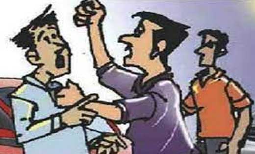  सिंघोड़ा : तुम लोग कौन होते हो हमको समझाने वाले कहकर गाली गलौज करते हुये जान से मारने की धमकी.
