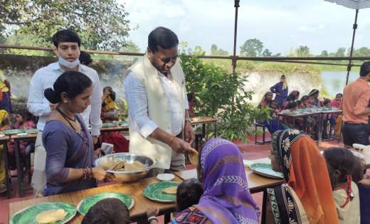 महासमुंद: महात्मा गांधी जयंती पर कलेक्टर ने नन्ने-मुन्ने बच्... - CG Sandesh