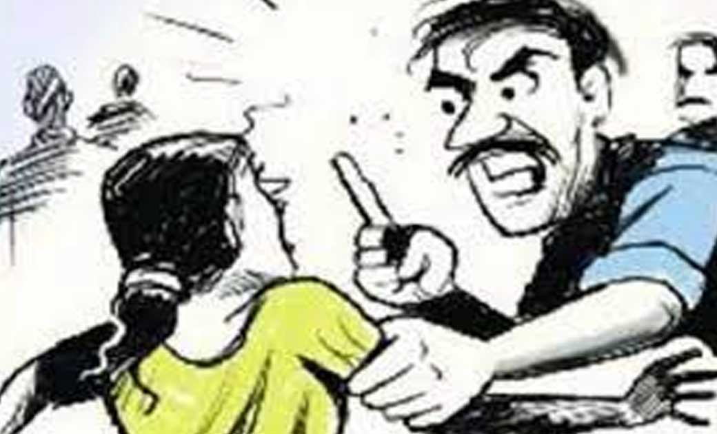 महासमुंद : मेरे वार्ड मे काम नहीं करवाते कहकर सरपंच को  गाली गलौज करते हुये हाथ मरोड़ कर जान से मारने की दी धमकी