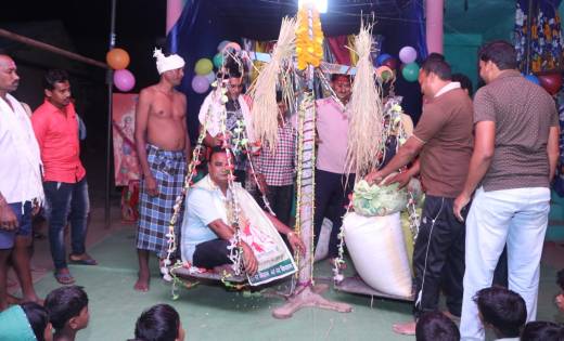गृह ग्राम बकमा में जागेश्वर जुगनू चन्द्राकर का धान से तौल कर... - CG Sandesh